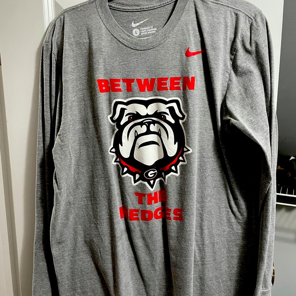 UGA Bulldogs Nike LS shirt. Size Large